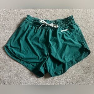 Vuori Clementine short 4in in Ivy color